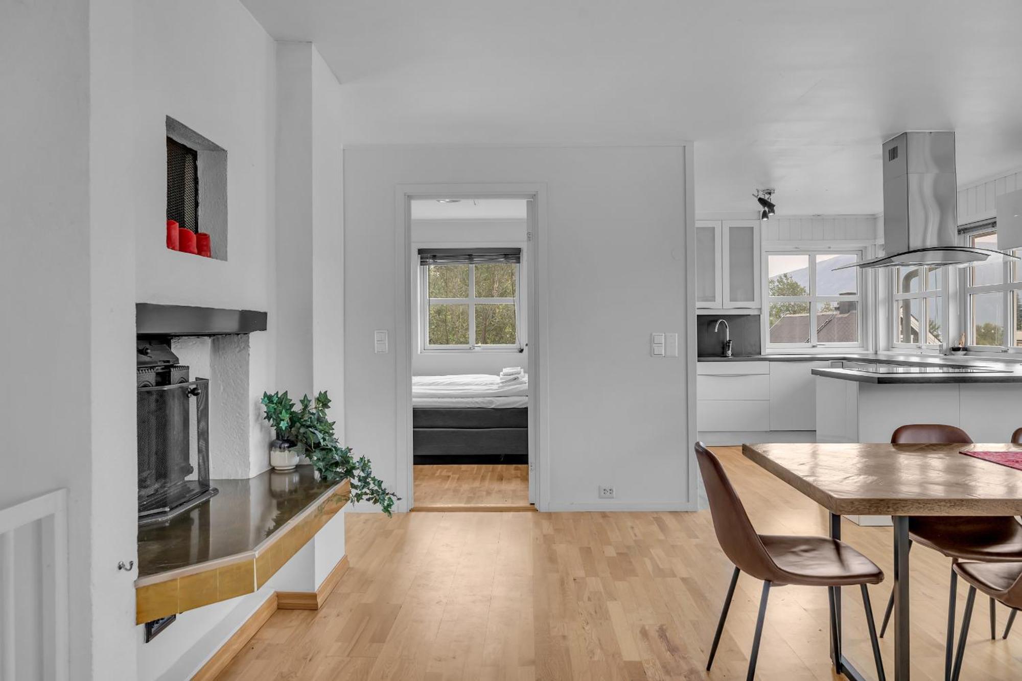 Central Large Modern House With A View Tromso Bagian luar foto